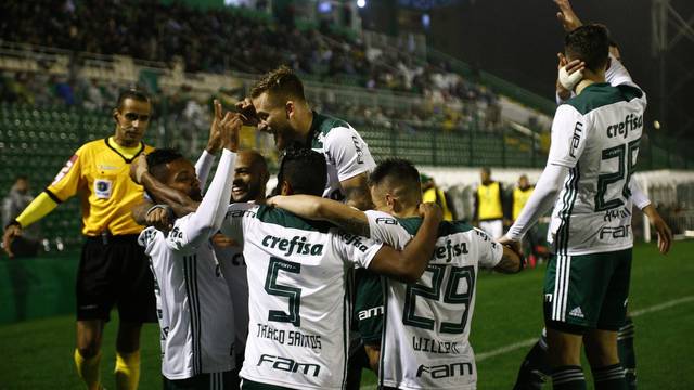 Palmeiras vence a Chape na Arena Condá e fica a seis pontos do líder