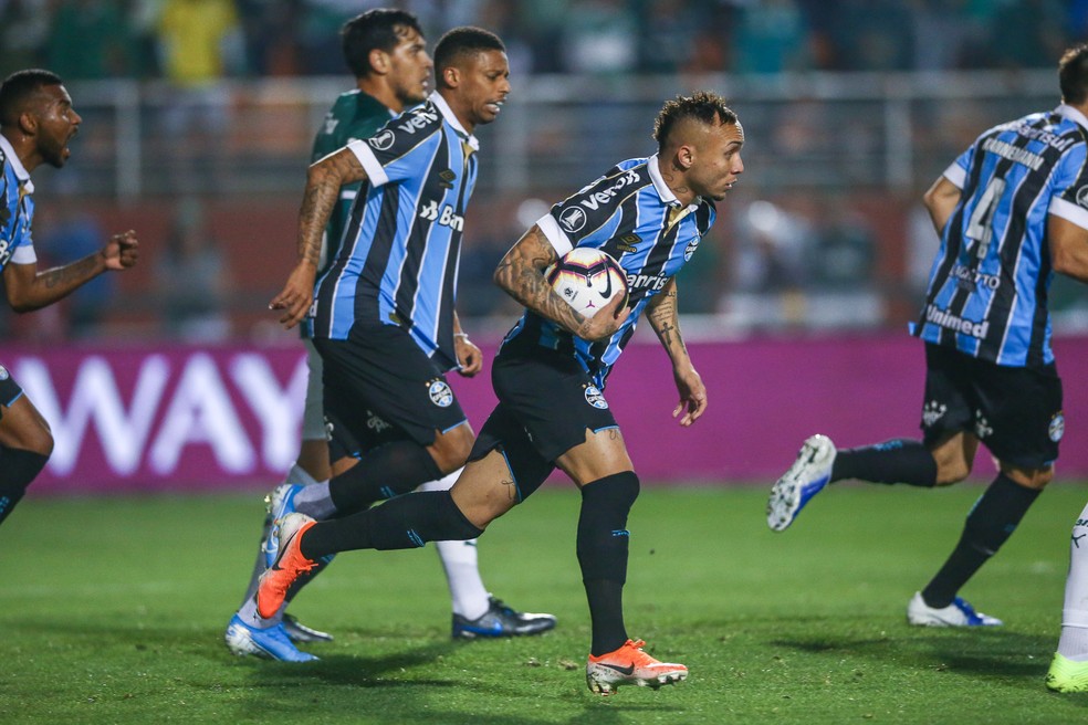 Everton marcou um dos gols contra o Palmeiras â€” Foto: Lucas Uebel/DVG/GrÃªmio