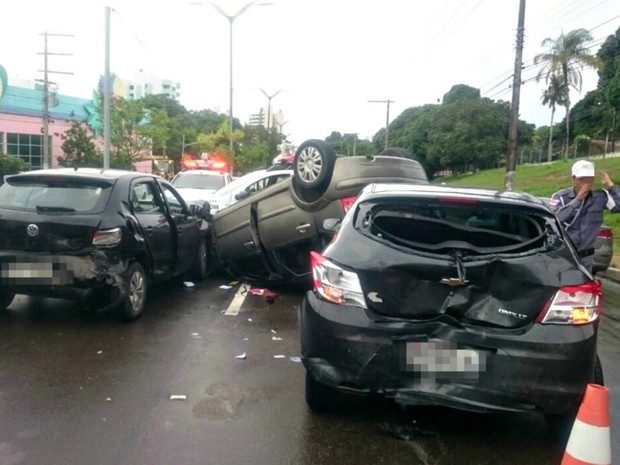 três veículos colidiram e um deles capotou na Avenida Coronel Teixeira (Foto: Manaustrans/Divulgação)