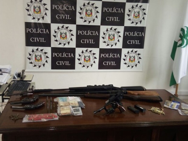 Armas, munições e dinheiro foram apreendidos durante operação para combater crimes durante período eleitoral no Norte do RS (Foto: Divulgação/Polícia Civil)
