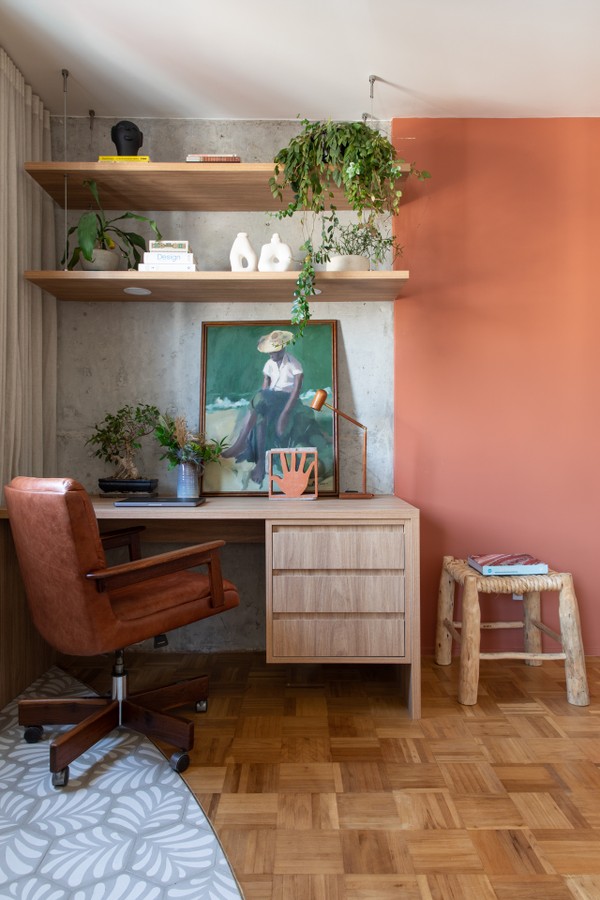 Apartamento de 128 m² exibe cozinha aberta e home office integrado com a sala (Foto: Maira Acayaba)