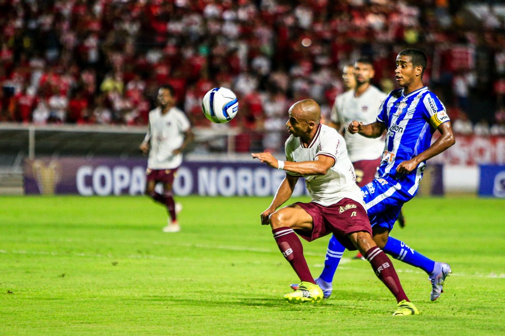 Reginaldo em ação no clássico — Foto: Ailton Cruz/Gazeta de Alagoas