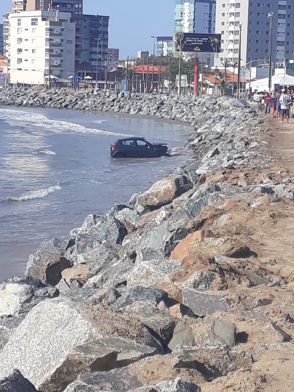 Carro furtado é encontrado capotado em praia de Navegantes ...