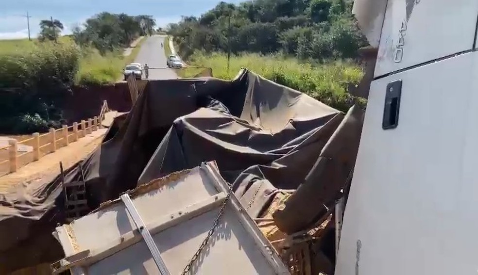 Carreta caiu em um "degrau" existente entre a pista e a estrutura da ponte — Foto: Jhonnatan Barbosa/Arquivo pessoal