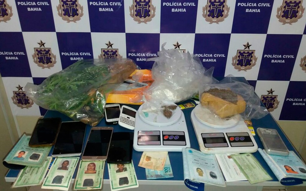 Balanças de precisão e droga prensada foram encontrados com suspeitos na Bahia (Foto: Divulgação / Polícia Civil)