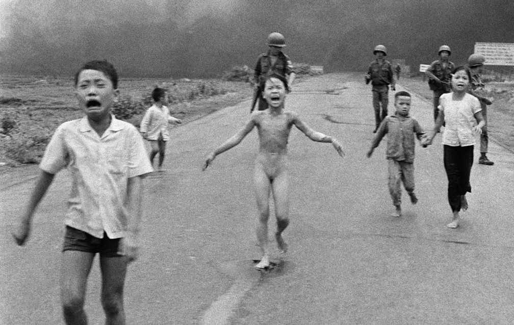 A imagem mais famosa da Guerra do Vietnã, feita pelo fotógrafo Huynh Cong 'Nick' Ut, da Associated Press, completou 50 anos desde o dia em que foi tirada — Foto: Nick Ut/AP