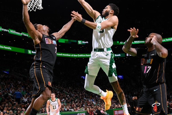 Jayson Tatum, do Boston Celtics, em partida da série contra o Miami Heat (Foto: Reprodução/Twitter)