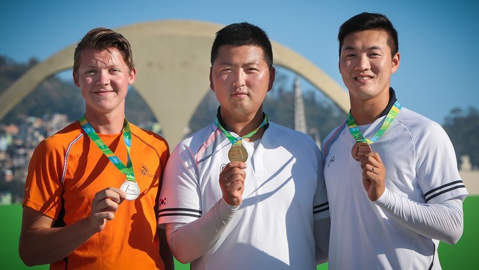 Kim Woojin (COR-ouro), Sjef van den Berg (HOL-prata) e Ku Bonchan (COR-bronze) (Foto: Divulgação/World Archery) Kim Woojin (COR-ouro), Sjef van den Berg (HOL-prata) e Ku Bonchan (COR-bronze) (Foto: Divulgação/World Archery)
