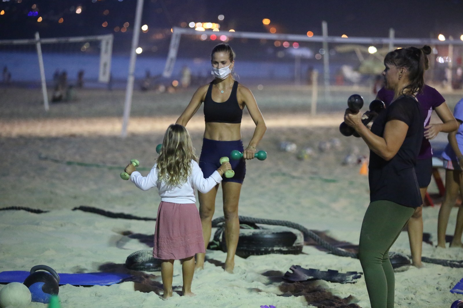 Luiza Valdetaro treina com a filha Sophia (Foto: Gabriel Rangel/Ag News)