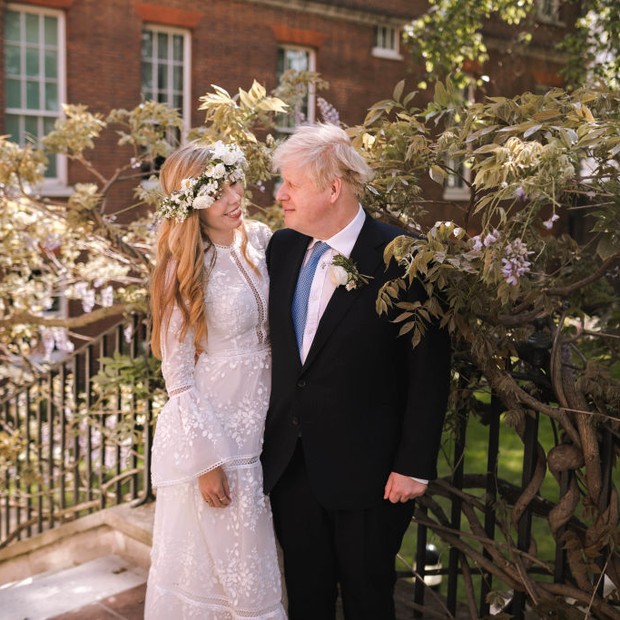 LONDON, UNITED KINGDOM - MAY 29:  In this handout image released by 10 Downing Street, Prime Minister Boris Johnson poses with his wife Carrie Johnson in the garden of 10 Downing Street following their wedding at Westminster Cathedral, May 29, 2021 in Lon (Foto: Downing Street via Getty Images)