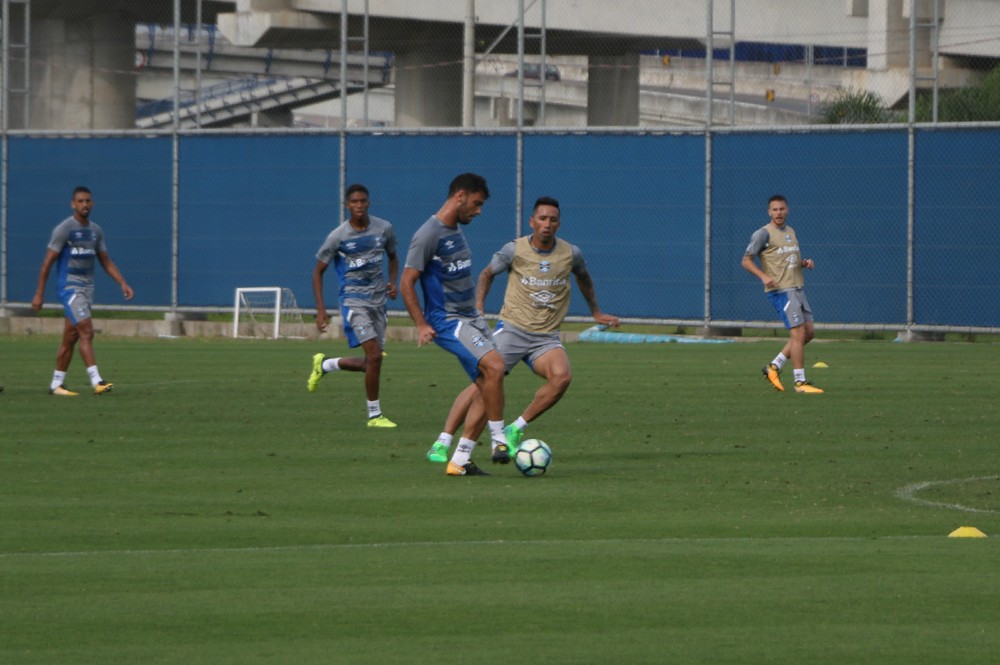 Barrios volta a treinar, e Renato Gaúcho mantém mistério na lateral esquerda