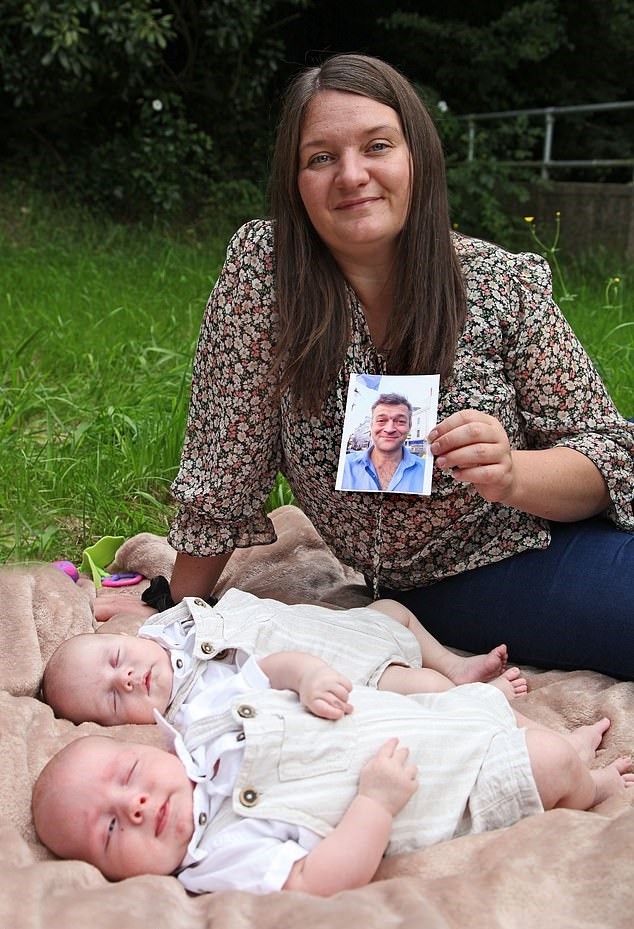 Lucy com os gêmeos e uma foto de David, pai das crianças (Foto: Reprodução/Daily Mail)