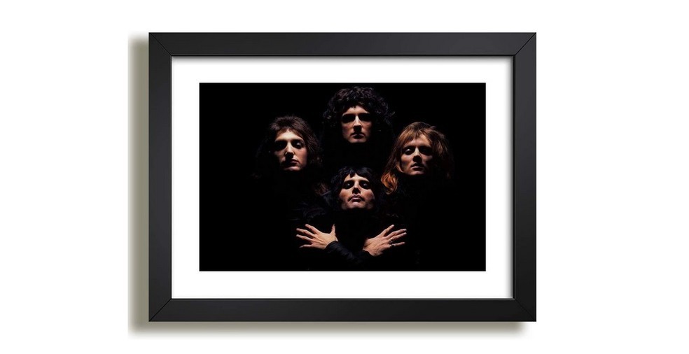 Quadro ilustra os quatro integrantes do Queen, no clipe da música Bohemian Rhapsody (Foto: Reprodução / Amazon)