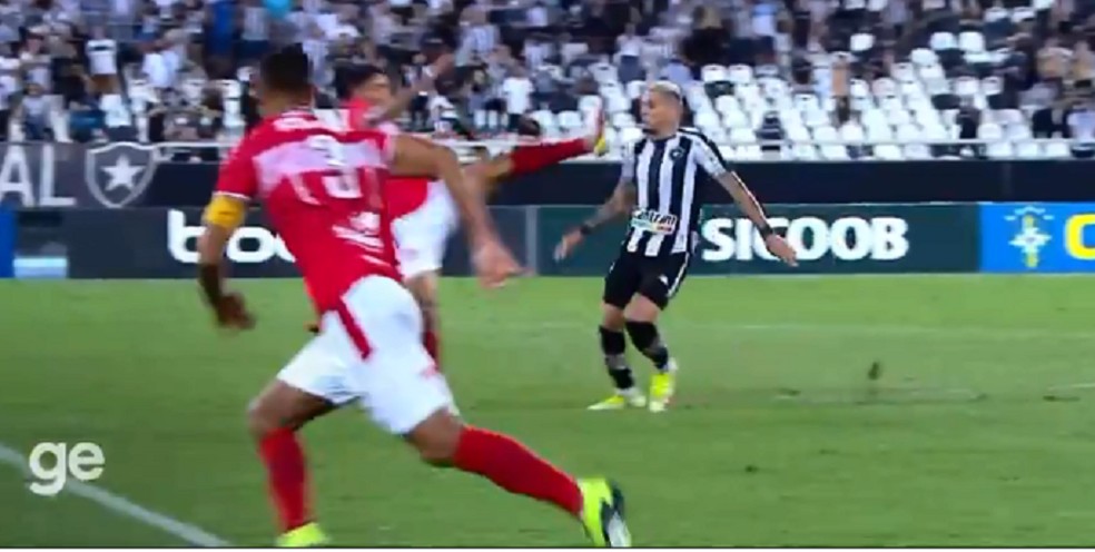 Caetano foi expulso após acertar o rosto de Navarro — Foto: Reprodução SporTV
