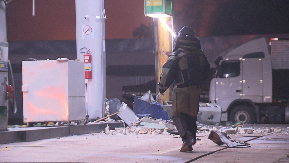 Policial militar durante trabalho de procura por mais explosivos â Foto: ReproduÃ§Ã£o/TV Globo
