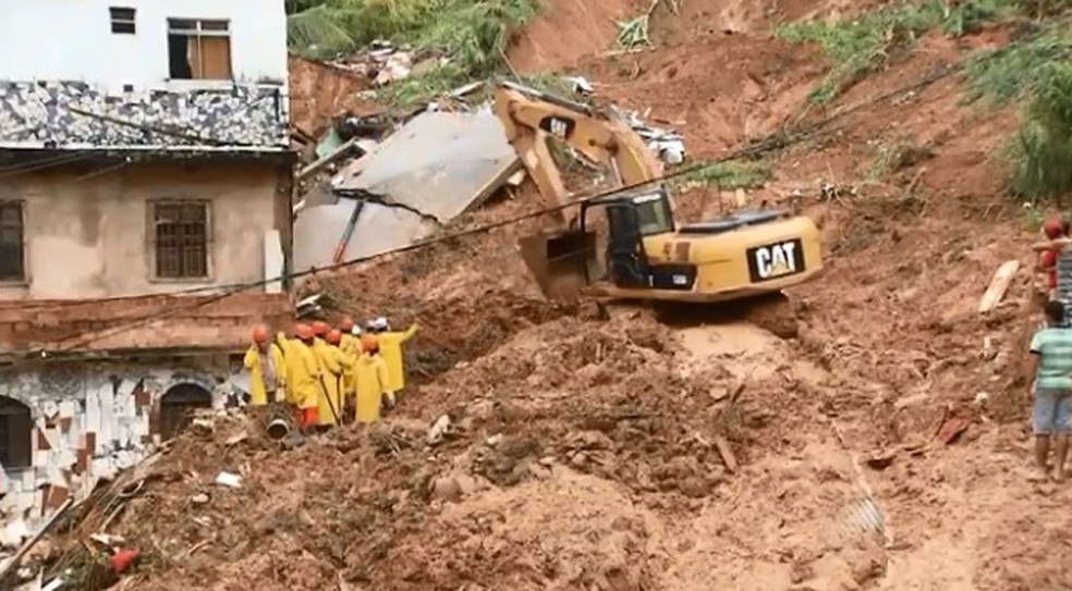 Deslizamento na comunidade de Barro Branco, em Salvador, deixou 11 mortos em 2015 — Foto: Reprodução/ TV Bahia