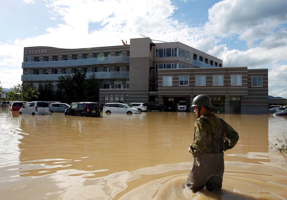 Soldado se aproxima do Mabi Memorial Hospital para resgate, em Kurashiki, Japão (Foto: Issei Kato/ Reuters)