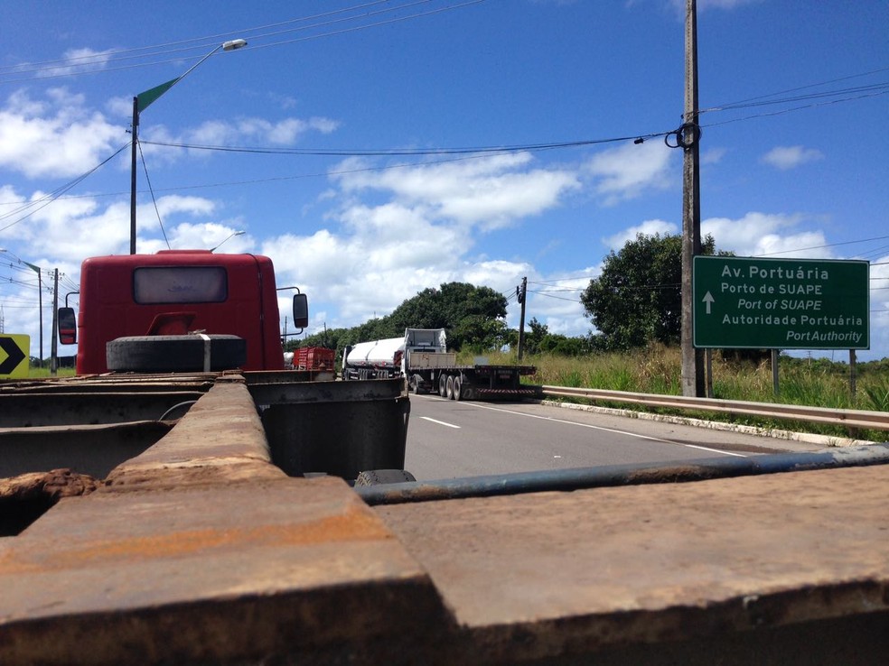 Caminhões foram estacionados no acostamento da Avenida Portuária, no Porto de Suape, em protesto de caminhoneiros (Foto: Wagner Sarmento/TV Globo)