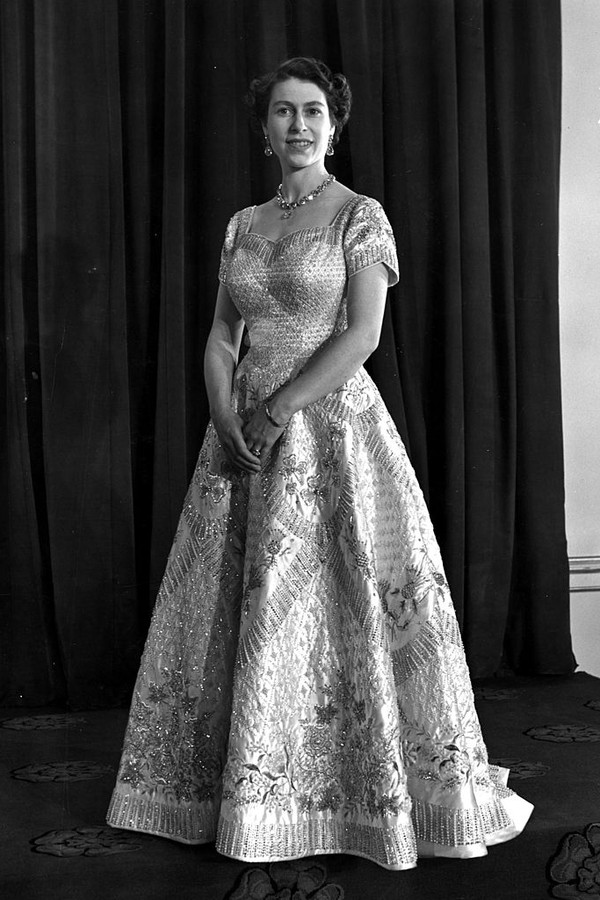 4th June 1953:  Queen Elizabeth II wearing a gown designed by Norman Hartnell for her Coronation ceremony.  (Photo by Central Press/Getty Images) (Foto: Getty Images)