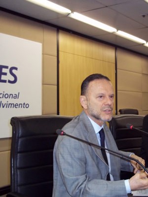 Luciano Coutinho fala sobre o desempenho do BNDES em 2012 (Foto: Lilian Quaino/G1)