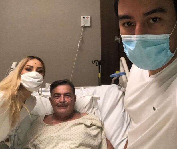 Sabrina Sato e Karin Sato com o pai, Omar Rahal, hospitalizado com Covid-19 (Foto: Reprodução/Instagram)