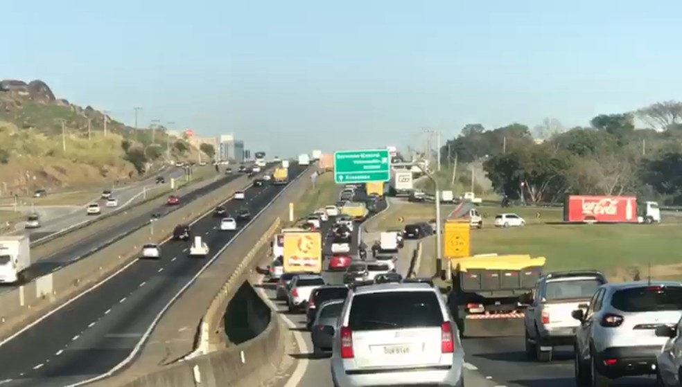 Ve&iacute;culo em chamas causa lentid&atilde;o na Raposo Tavares em Sorocaba (SP) &mdash; Foto: Priscila Tanganelli/TV TEM