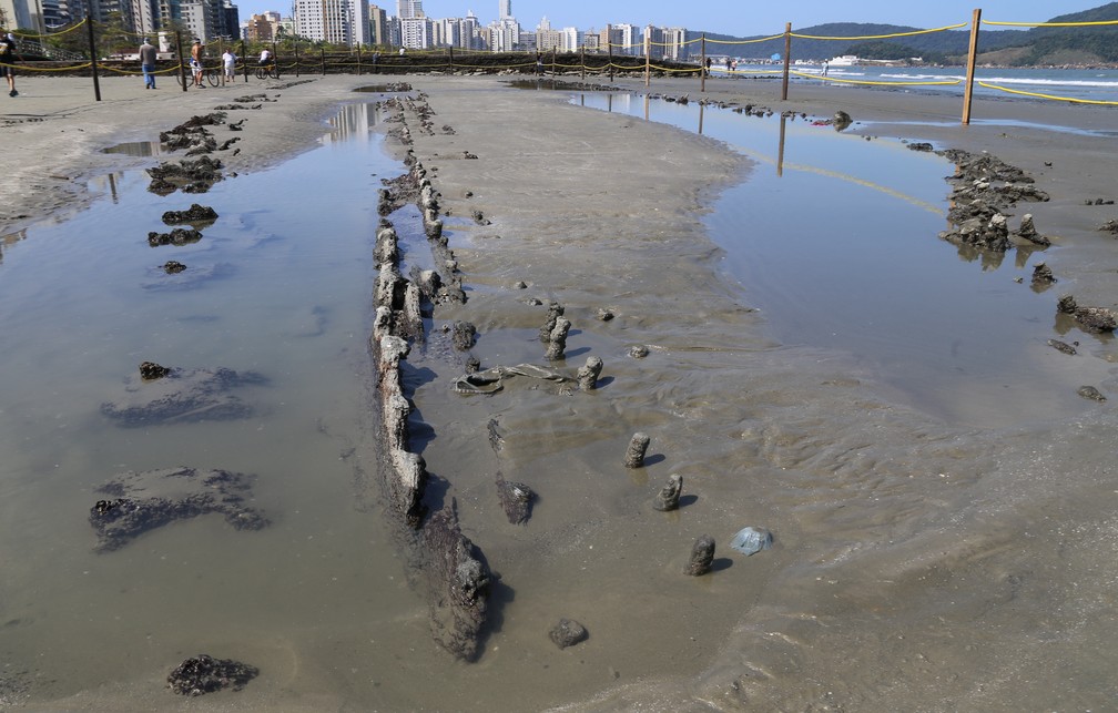 Destroços têm mais de 50 metros de comprimento, segundo a prefeitura (Foto: José Claudio Pimentel/G1)