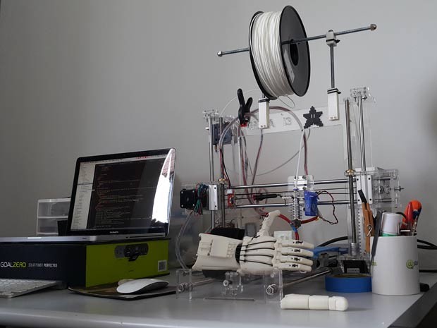 Impressora 3D usada por cientista da computação de Brasília para fazer próteses a baixo custo (Foto: Raquel Morais/G1)