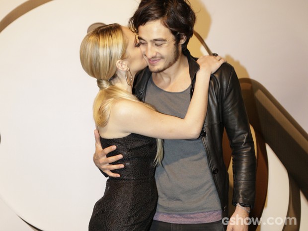 A atriz aproveita para beijar o namorado (Foto: Fábio Rocha / TV Globo)