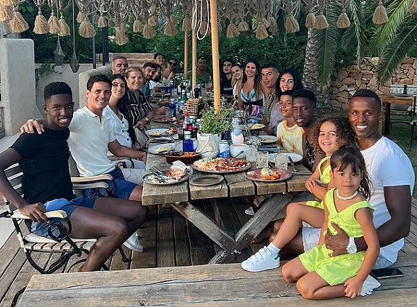 Cristiano Ronaldo almoçando com a família e amigos durante férias na ilha de Mallorca (Foto: Instagram)