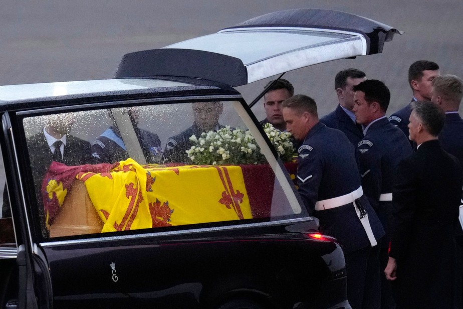 Carregadores do caixão da rainha levam o corpo para carro real após pouso em Londres