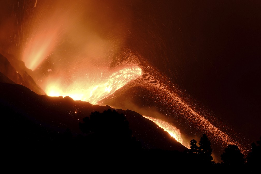 Lava do tamanho de prédios escorre do vulcão de La Palma, na Espanha — Foto: AP Photo/Daniel Roca