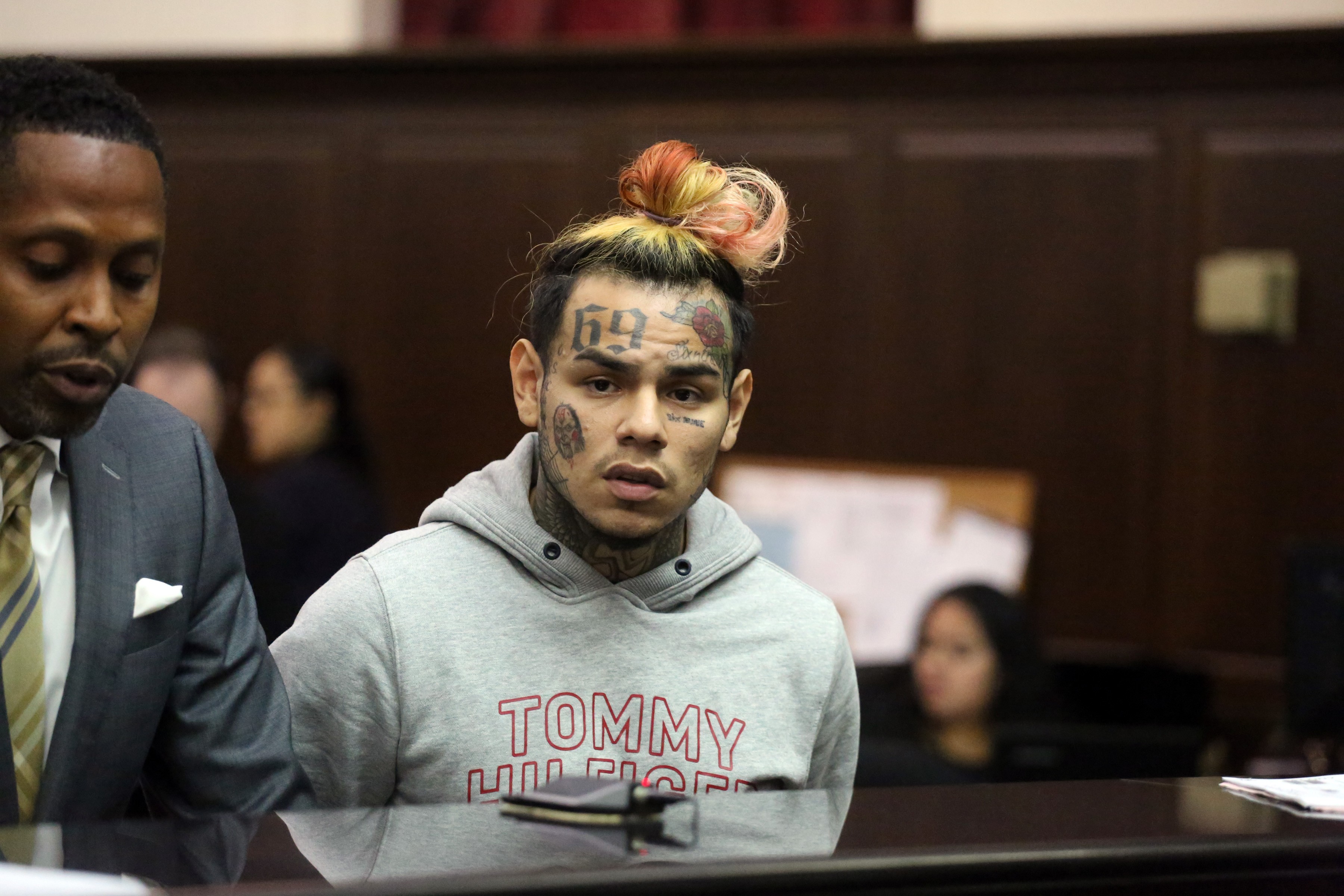 O rapper Tekashi 6ix9ine na companhia de seu advogado durante seu julgamento em Nova York (Foto: Getty Images)