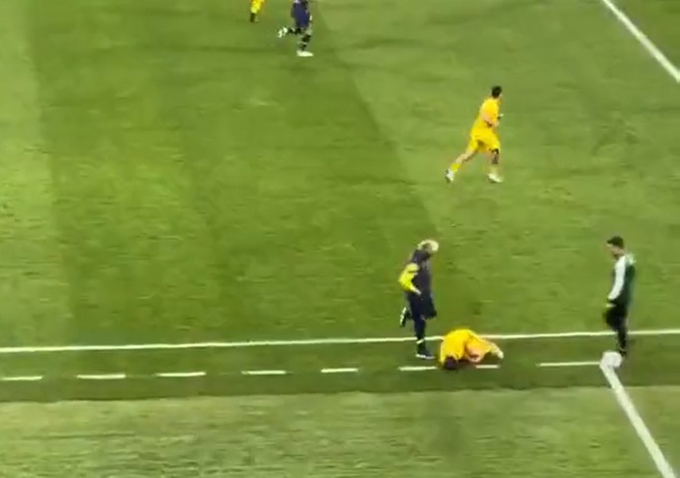 Jorge Jesus chuta jogador rival do Fenerbahçe irritado com possível simulação de lesão — Foto: Reprodução