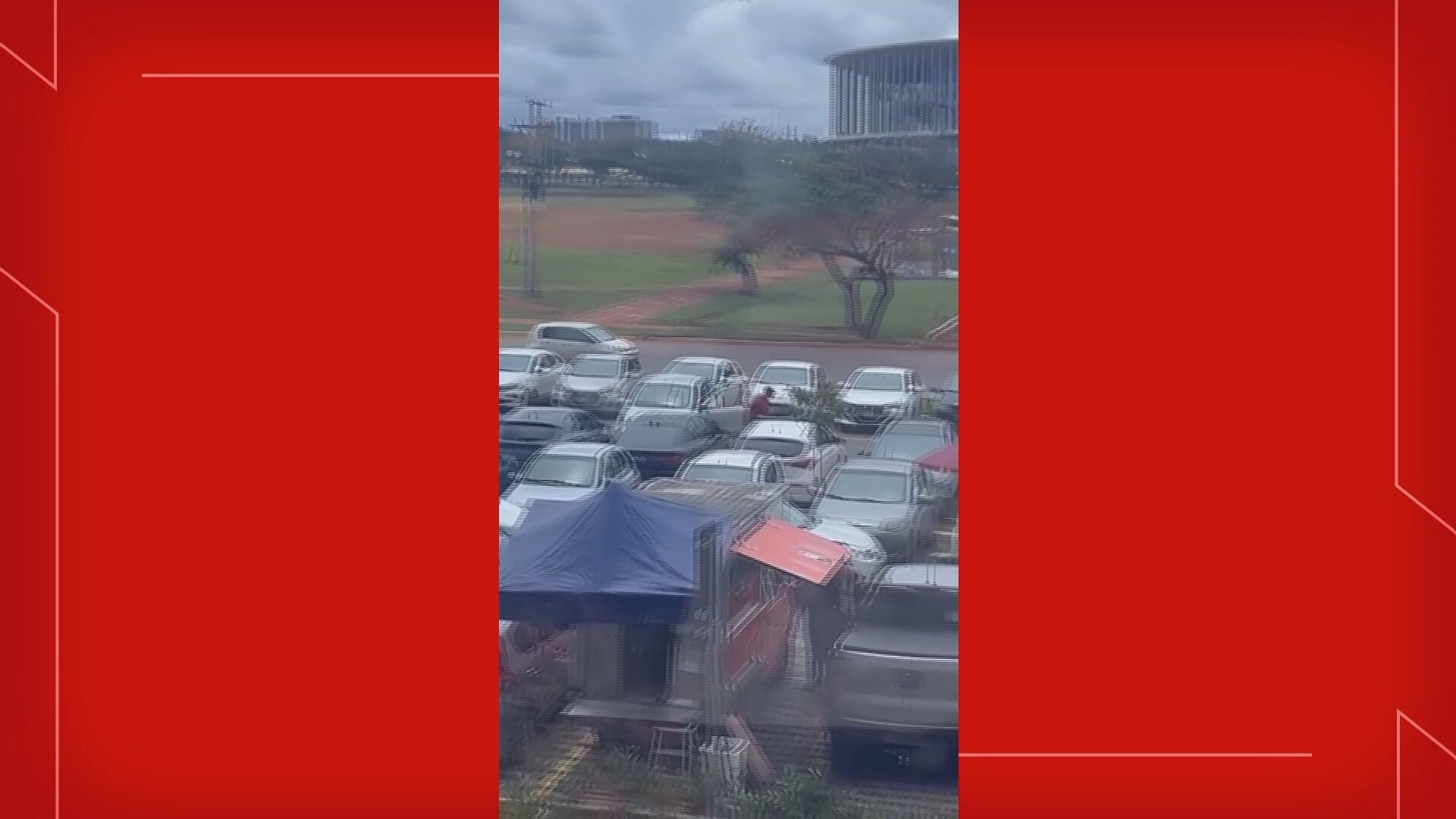 VÍDEO: ladrão de carro não consegue manobrar e desiste do roubo, em Brasília