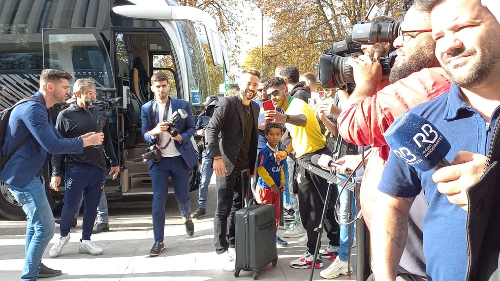 Everton Ribeiro posa para foto com torcedor em Turim — Foto: Raphael Zarko / ge