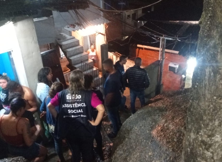 Vizinhos e representantes da Defesa Civil e dos bombeiros atuam no imóvel que desabou no Morro da Cruz