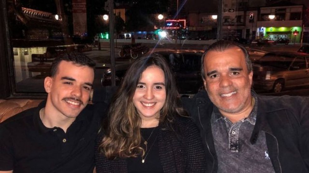 Pedro, Anna Carolina e Régis; depois da perda da caçula, economista e seus filhos mais velhos continuaram lutando contra o câncer.  — Foto: Arquivo pessoal via BBC