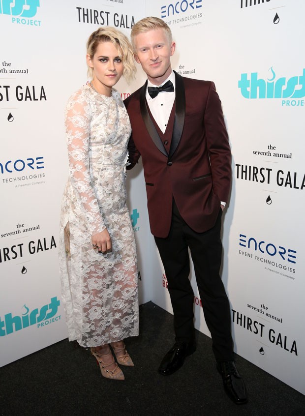 Kristen Stewart e Seth Maxwell, idealizador do baile de gala (Foto: Rachel Murray/Getty Images)