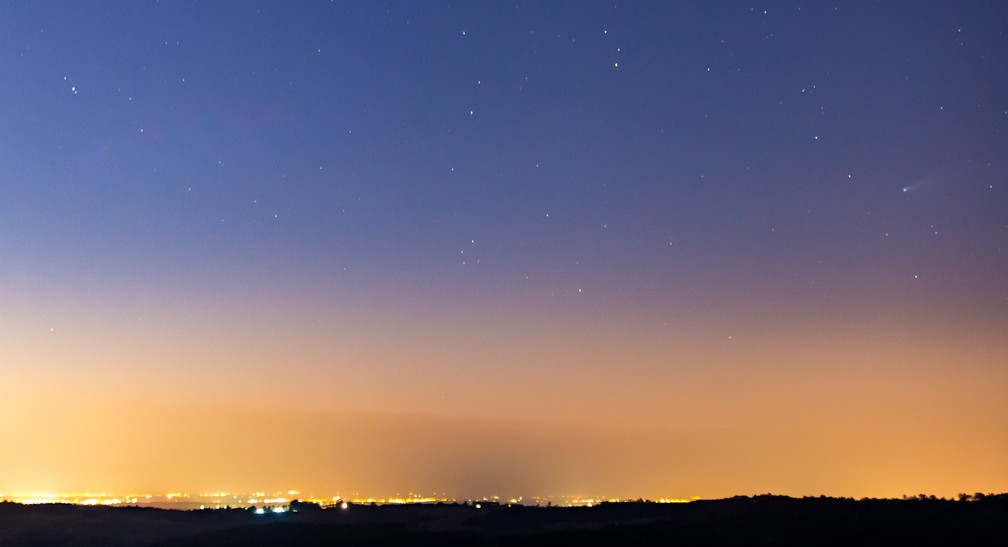 Fot&oacute;grafo Luis Mazzotini flagrou, &agrave; direita na imagem, a passagem do cometa Neowise em Campinas &mdash; Foto: Luis Mazzotini