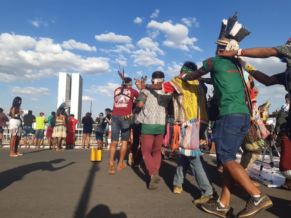 Indígenas caminham em direção ao Congresso Nacional, em Brasília, em protesto contra marco temporal para demarcação de terras — Foto: Carolina Cruz/ G1