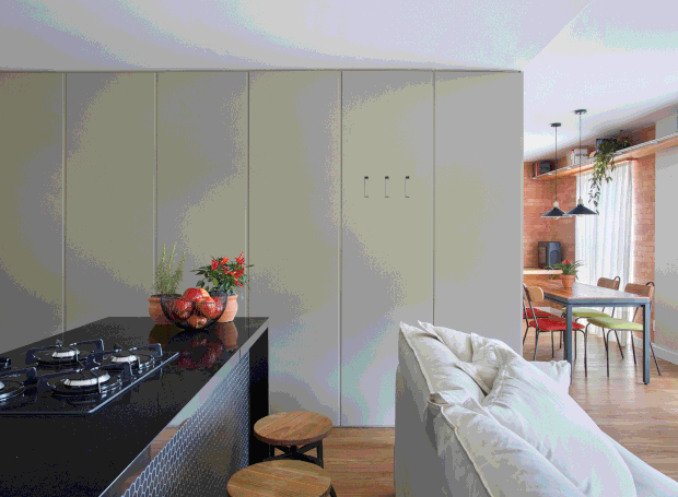 Apartamento pequeno ganha ares de loft com integraç u00e3o e estilo rústico Casa e Jardim Decoraç u00e3o Armario Fernando Jaeger ~ Apartamento pequeno ganha ares de loft com integraç u00e3o e estilo rústico Casa e Jardim Decoraç u00e3o