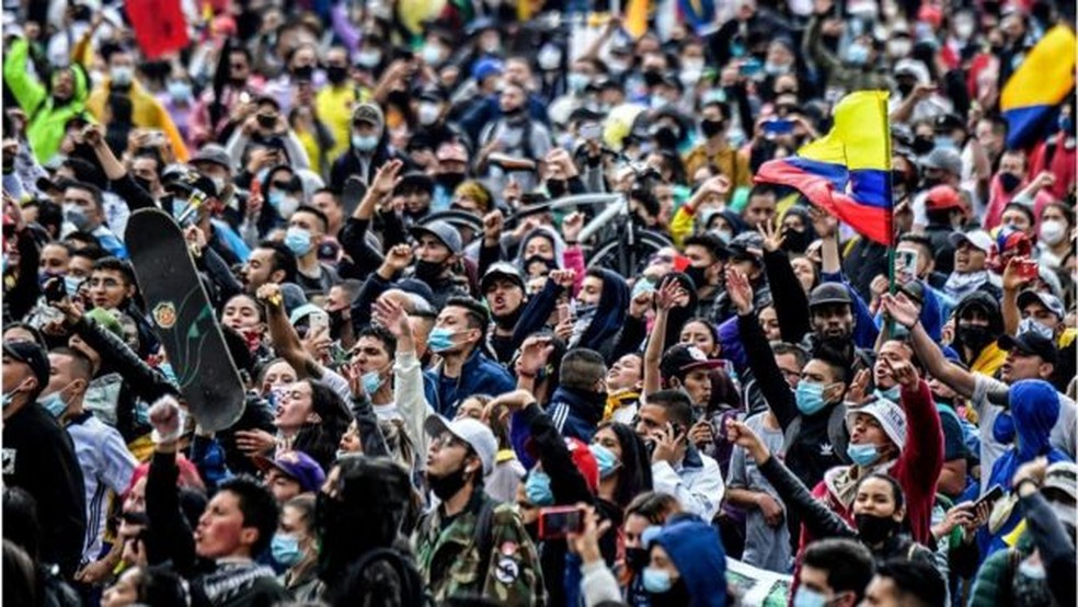 Os protestos na Colômbia foram massivos e se espalharam por muitas cidades e vilas do país — Foto: Getty Images/BBC