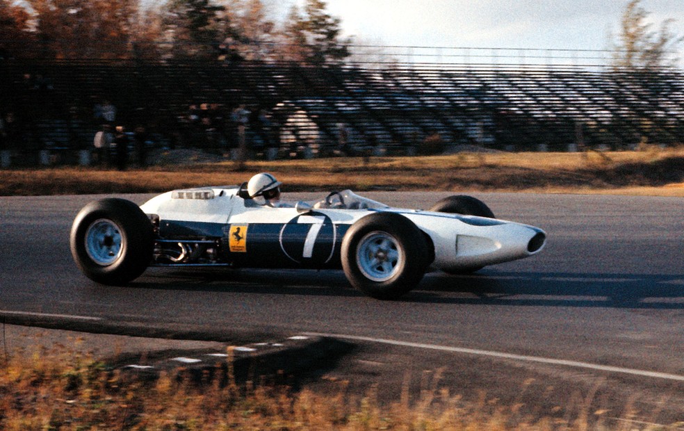 Em 1964, John Surtees conquistou no México o título mundial com uma pintura azul e branco na Ferrari (Foto: Divulgação)