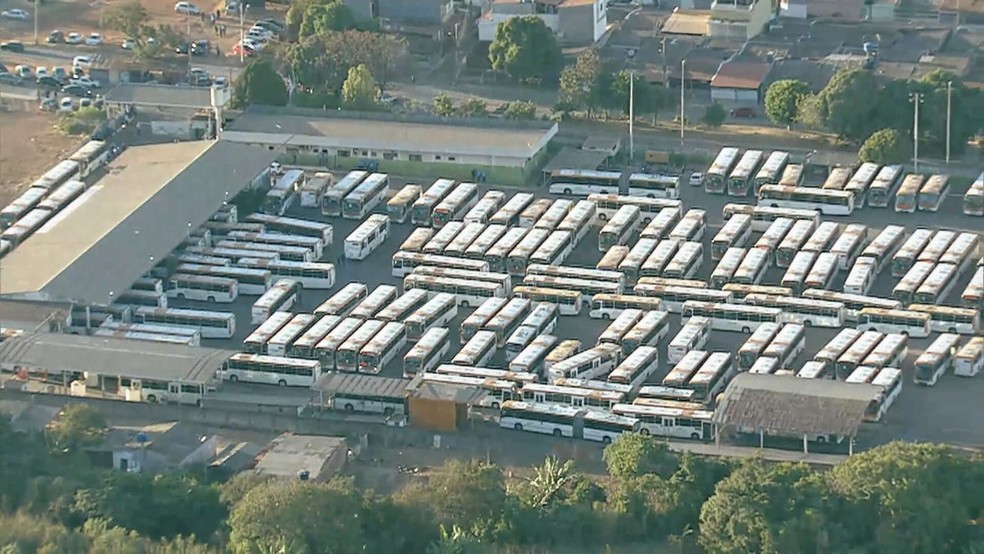 Garagem da Marechal na manhã desta segunda-feira (25), em Ceilândia, no DF — Foto: TV Globo/Reprodução