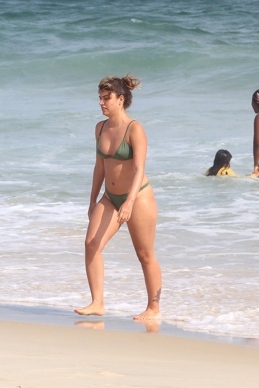Giovanna Grigio curte dia de praia (Foto: AgNews / Fabricio Pioyani )