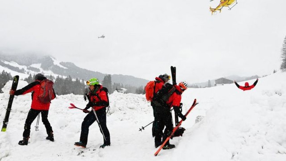 Equipes de resgate durante sua missão perto de Fieberbrunn, no oeste da Áustria no sábado (4/2) — Foto: Getty Images