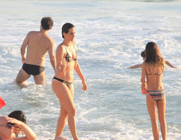 Mariana Lima na praia com uma das filhas  (Foto: AgNews)