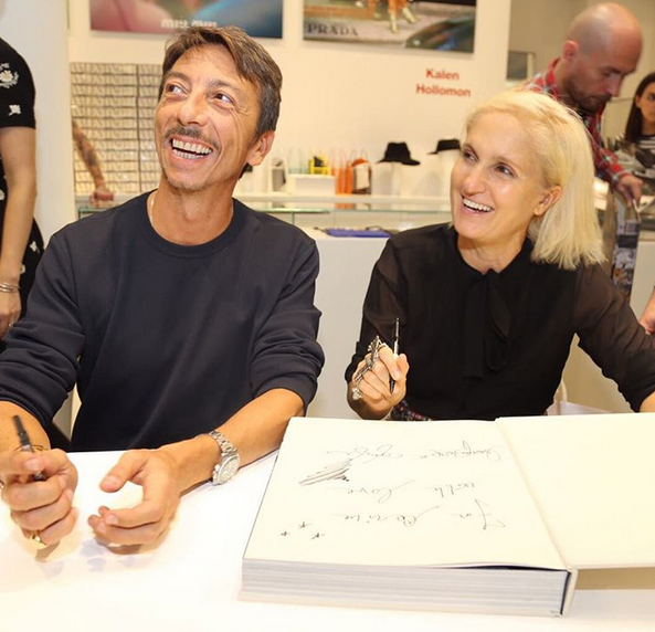 Radiantes, os diretores criativos Maria Grazia Chiuri e Pierpaolo Piccioli assinam exemplares do livro 