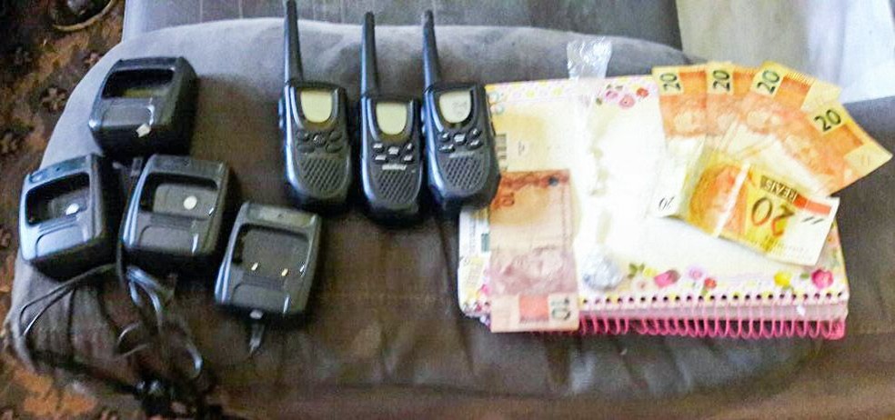 Adolescente é apreendida por tráfico de drogas no bairro Cidade do Aço, em Volta Redonda, após denúncia (Foto: Polícia Militar/Divulgação)